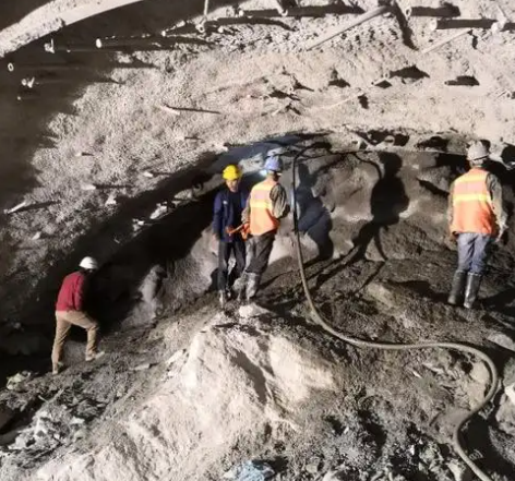 沙湾拱顶带模注浆料的施工流程及注意事项